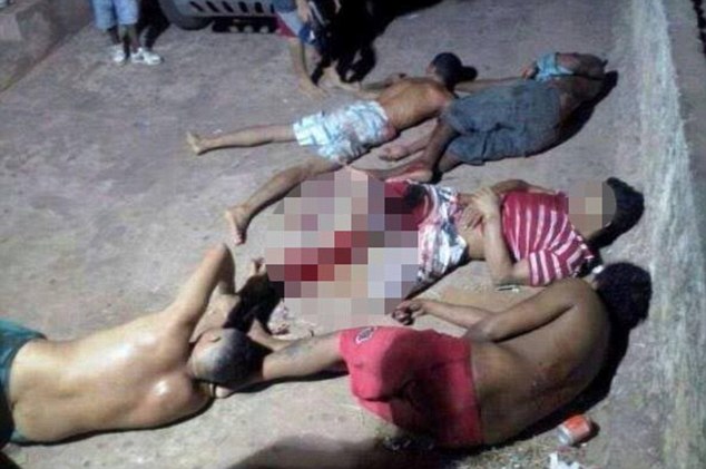 T&ugrave; nh&acirc;n nằm b&ecirc;n ngo&agrave;i sau một cuộc nổi loạn kh&aacute;c tại nh&agrave; t&ugrave; Pedrinhas, gần Sao Luis, Brazil. Ảnh: Daily Mail