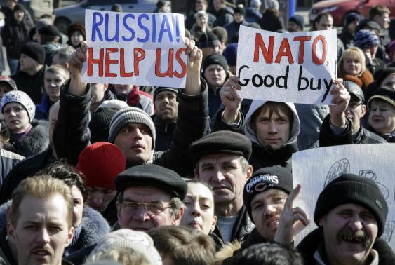Người biểu t&igrave;nh th&acirc;n Nga tập trung tại th&agrave;nh phố Donetsk - Ukraine h&ocirc;m 8-3. Ảnh: Reuters