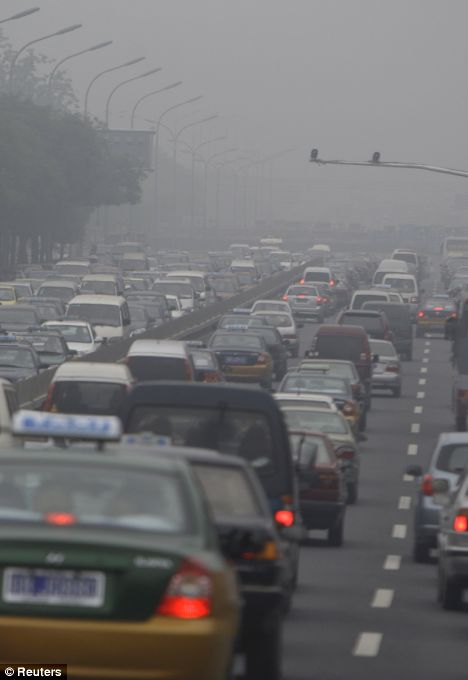 4 đường cao tốc đã bị đóng do tầm nhìn hạn chế. Ảnh: Reuters
