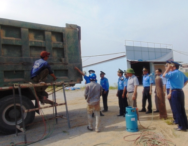 Lực lượng chức năng đang tiến h&agrave;nh cắt th&ugrave;ng xe hổ vồ vượt chiều cao cho ph&eacute;p