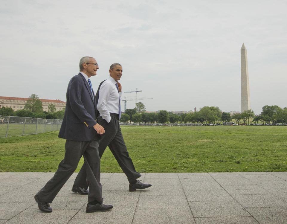 Ông Obama khoác áo đi dạo công viên