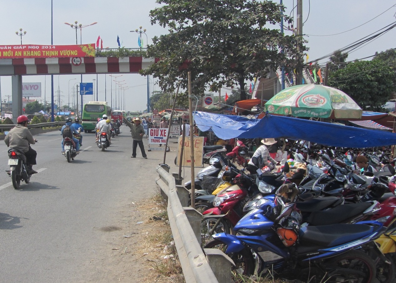 H&agrave;ng chục b&atilde;i giữ xe tự ph&aacute;t mọc l&ecirc;n như nấm tại khu du lịch Suối Ti&ecirc;n