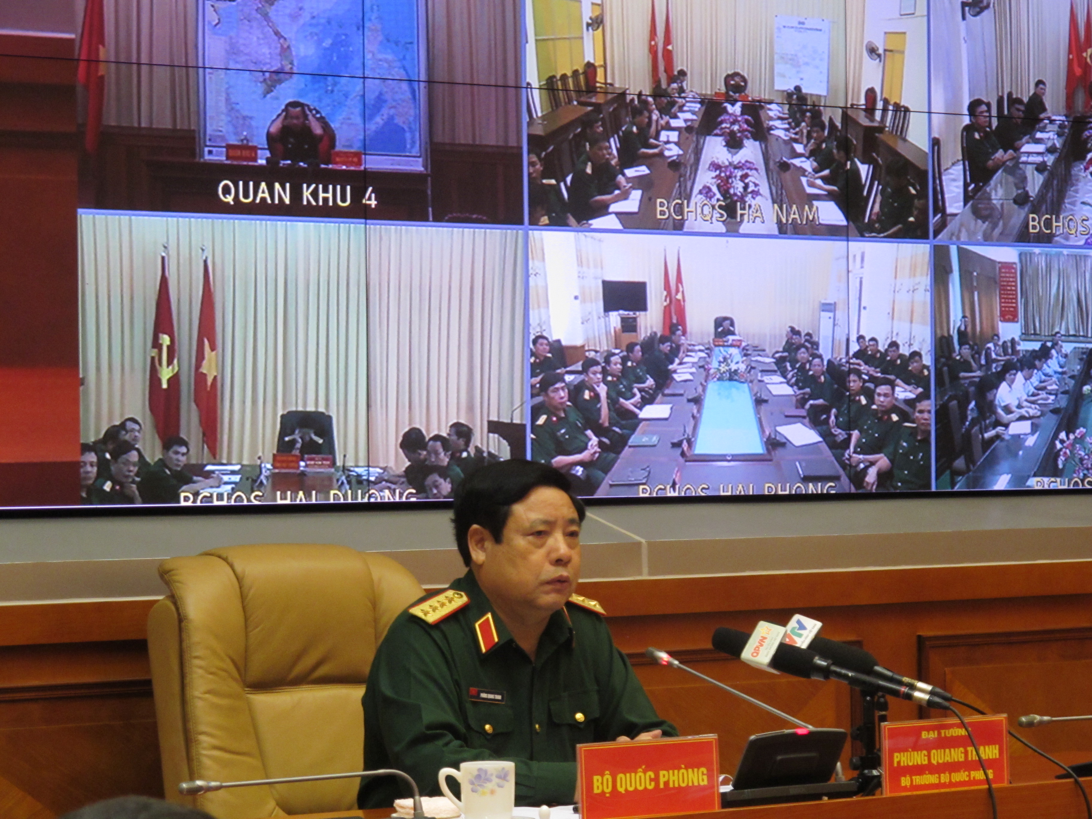 Đại tướng Ph&ugrave;ng Quang Thanh-Bộ trưởng Bộ Quốc ph&ograve;ng, chủ tr&igrave; cuộc họp trực tuyến với c&aacute;c đơn vị qu&acirc;n đội, chỉ đạo c&ocirc;ng t&aacute;c chống b&atilde;o số 3 v&agrave;o chiều 16-9. Ảnh: Văn Duẩn