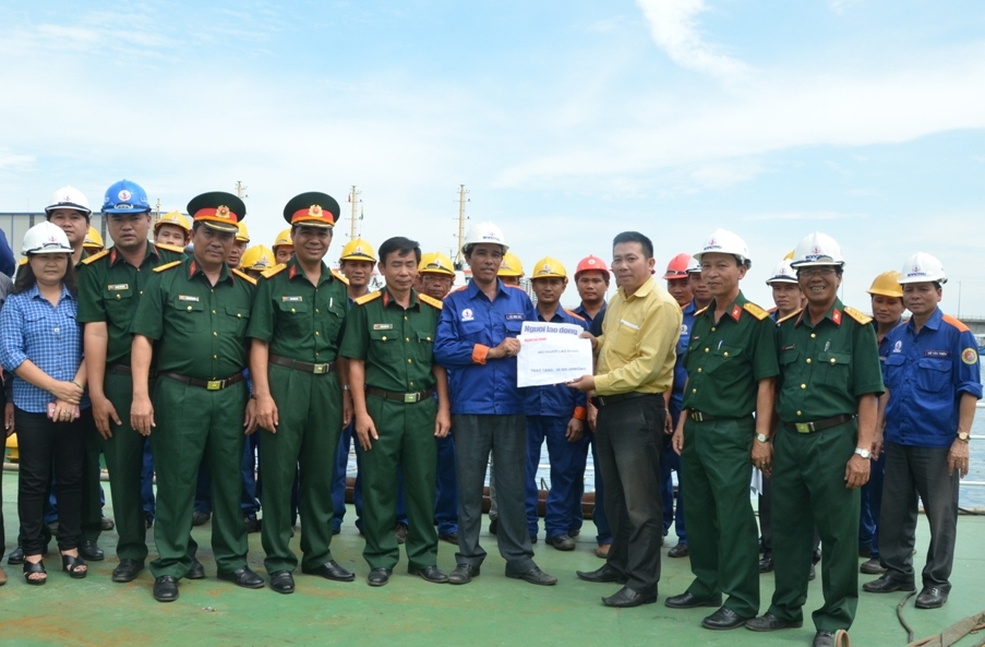 Đại diện B&aacute;o Người Lao Động trao tặng 30 triệu đồng cho những c&ocirc;ng nh&acirc;n trực tiếp ng&agrave;y đ&ecirc;m sửa chữa 2 t&agrave;u cảnh s&aacute;t biển bị hư hỏng