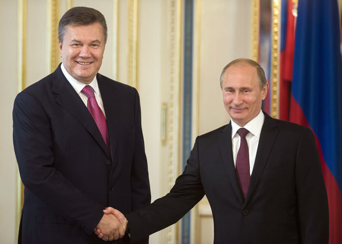 Cựu Tổng thống Yanukovych (tr&aacute;i) được cho l&agrave; đang lẩn trốn tại Nga. Ảnh: RIA Novosti