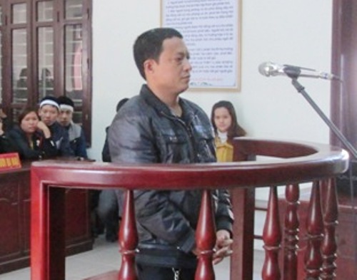 Phạm Hữu Vinh trước v&agrave;nh m&oacute;ng ngựa.
