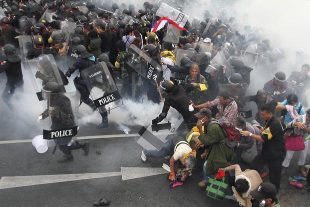 Xung đột giữa cảnh s&aacute;t v&agrave; người biểu t&igrave;nh ở thủ đ&ocirc; Bangkok vẫn tiếp diễn. Ảnh: Reuters