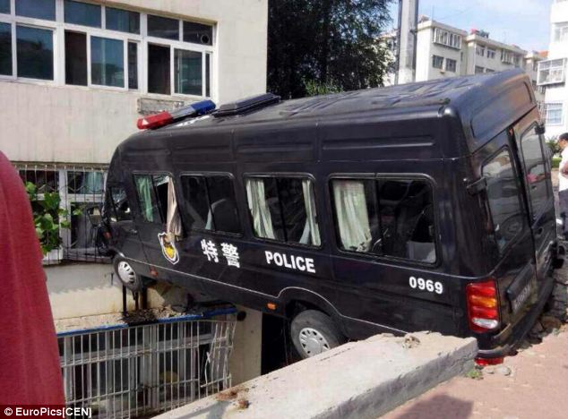 Xe cảnh sát lao thẳng lên tầng 3 tòa nhà ven đường
