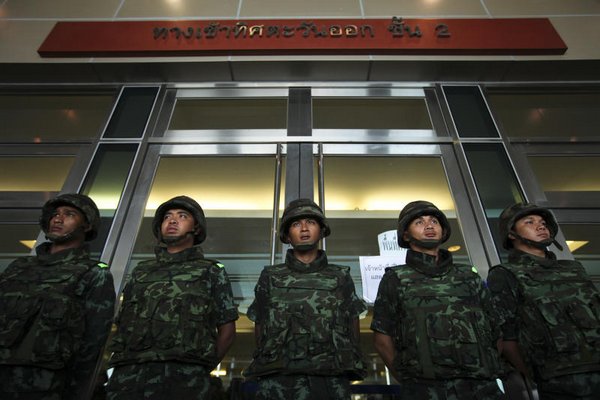 Quân đội Thái Lan bất ngờ ban bố thiết quân luật