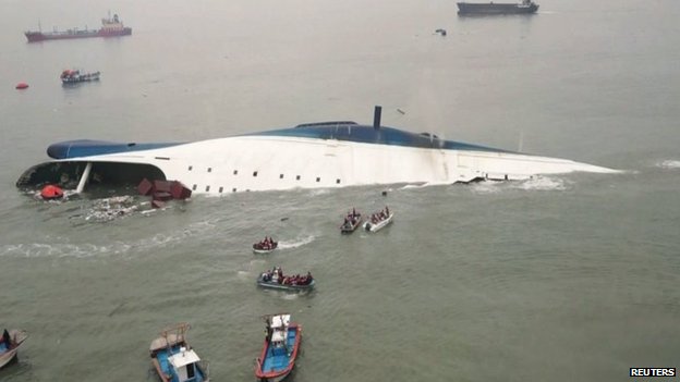 T&agrave;u Sewol bị ch&igrave;m h&ocirc;m 16-4 ngo&agrave;i khơi đảo Jindo. Ảnh: Reuters