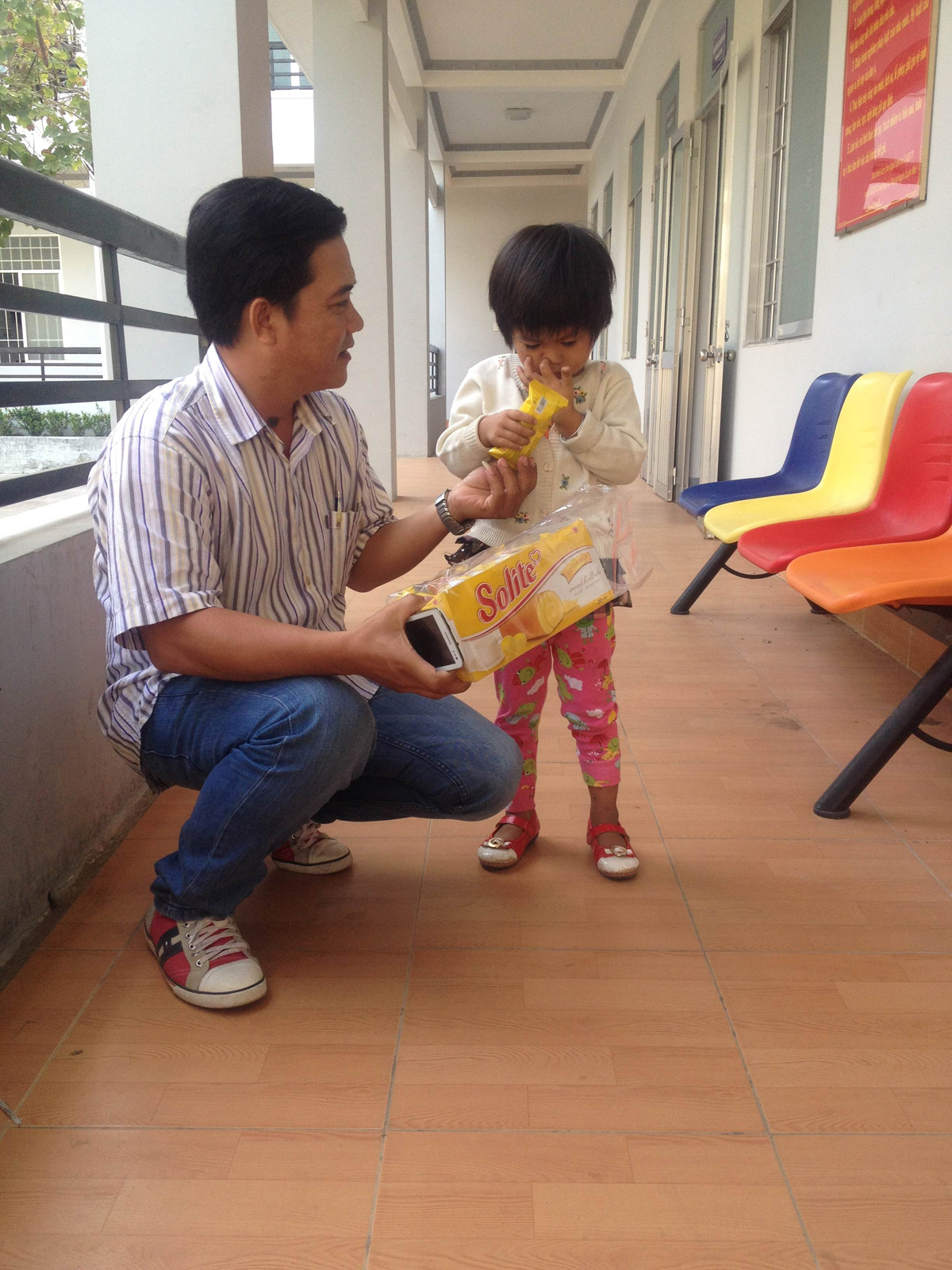 Ch&aacute;u Hoa ho&agrave;n to&agrave;n khỏe mạnh sau khi được t&igrave;m thấy