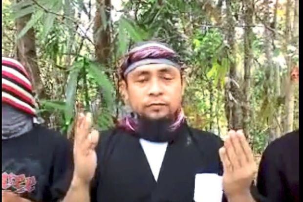 Isnilon Hapilon tuy&ecirc;n thệ trung th&agrave;nh với IS trong đoạn video. Ảnh: AP
