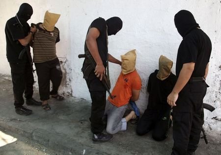 Hamas hành quyết 18 người Palestine ở dải Gaza hôm 22-8. Ảnh: Reuters