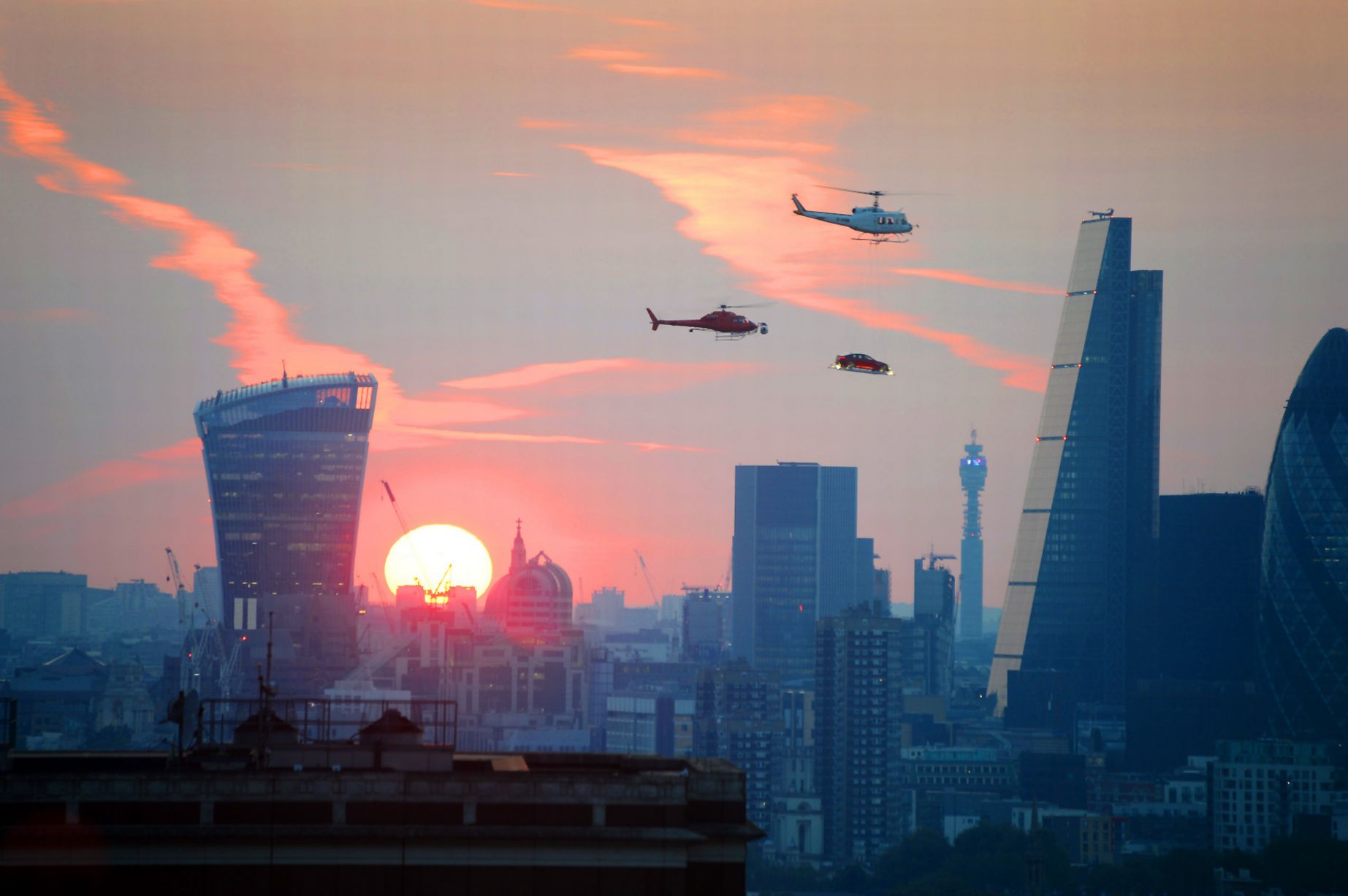 Dân London hết hồn với xe hơi bay