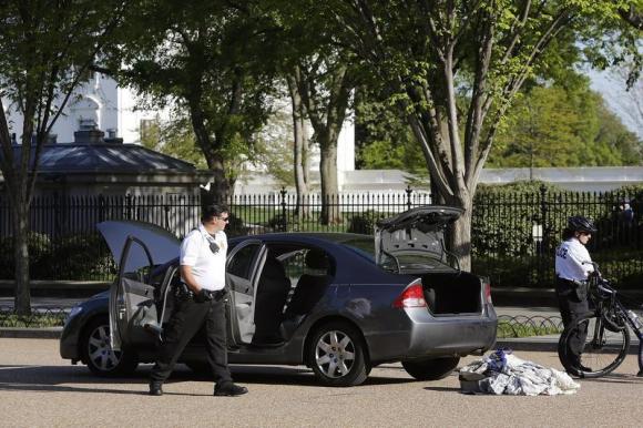 Xe lạ theo sát con gái ông Obama, Nhà Trắng đóng cửa