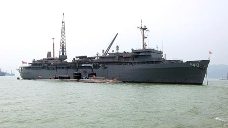 Tàu tiếp liệu USS Frank Cable. Ảnh: US Navy