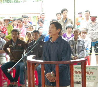 Thương bé 8 tuổi ra tòa tố cáo ông