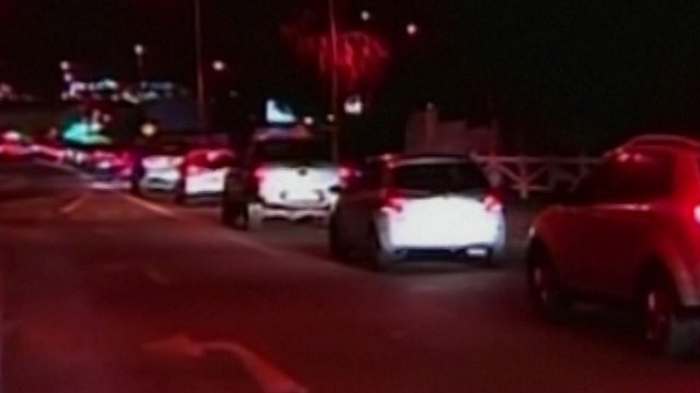 Người d&acirc;n đi khỏi bờ biển Chile theo lệnh sơ t&aacute;n. Ảnh: BBC