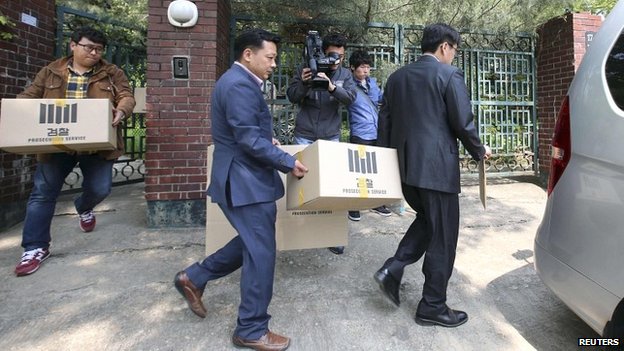 Officials from the Incheon District Prosecutors office remove evidence from the house of an executive at the Chonghaejin Marine Company - 23 April 2014