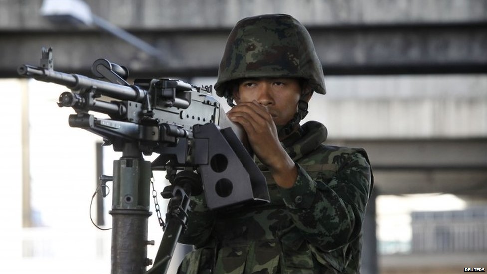 A Thai soldier mans a machine gun in central Bangkok (20 May 2014)