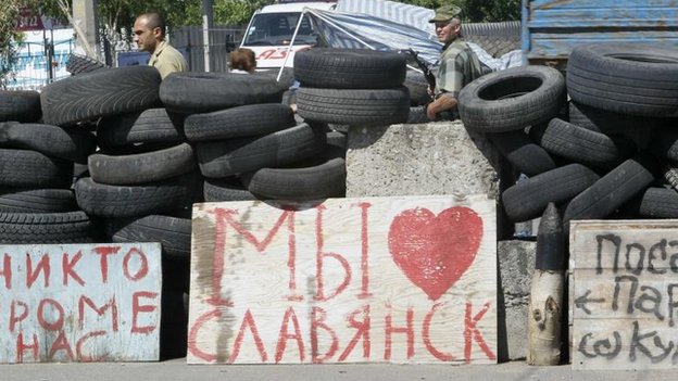Phiến quân ly khai thân Nga được nhìn thấy ở thành phố Slavyansk, Đông Ukraine hôm 5-7. Ảnh: BBC