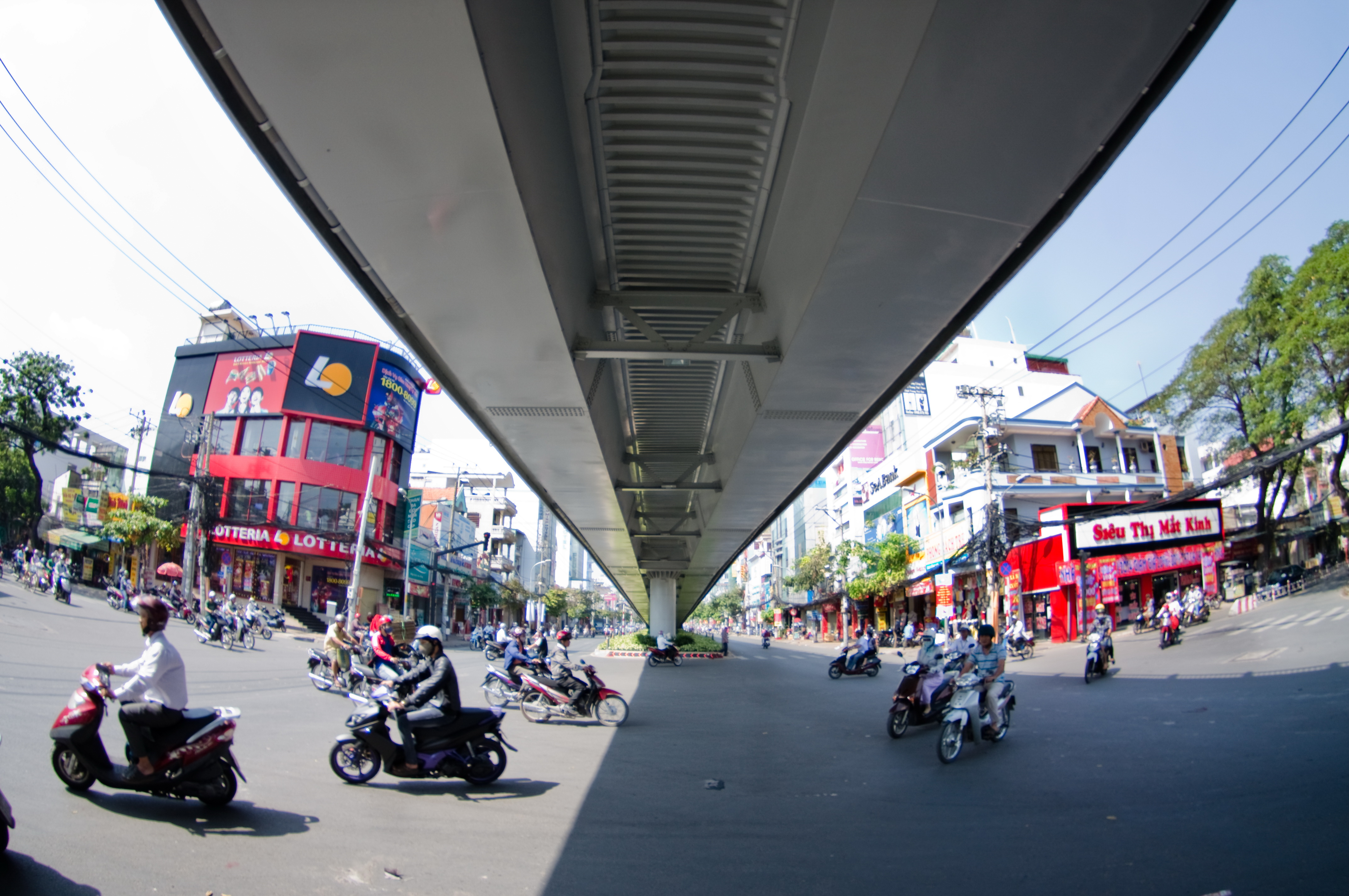 Cầu vượt bằng th&eacute;p tại giao lộ Cộng H&ograve;a &ndash; Ho&agrave;ng Hoa Th&aacute;m c&oacute; tổng mức đầu tư 246,6 tỷ đồng, d&agrave;i 268,2m, rộng 9,5m, c&oacute; 2 l&agrave;n xe d&agrave;nh cho &ocirc; t&ocirc; dưới 9 chỗ v&agrave; xe bu&yacute;t
