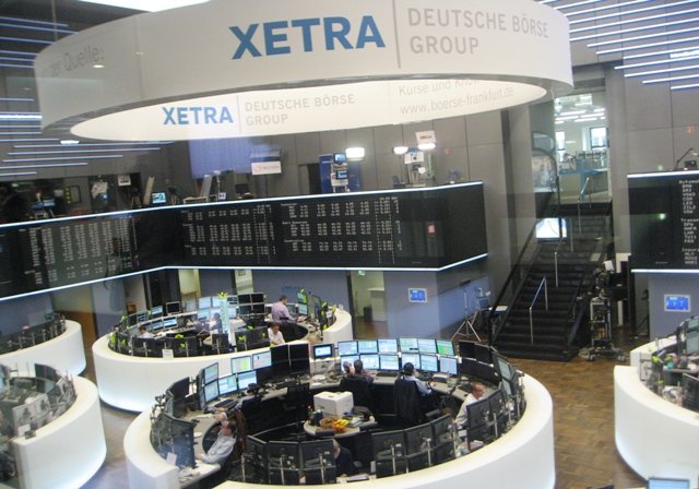 Một g&oacute;c nhỏ của s&agrave;n giao dịch chứng kho&aacute;n Frankfurt, do Tập đo&agrave;n Deutsche B&ouml;rse vận h&agrave;nh, bằng hệ thống giao dịch điện tử XETRA.