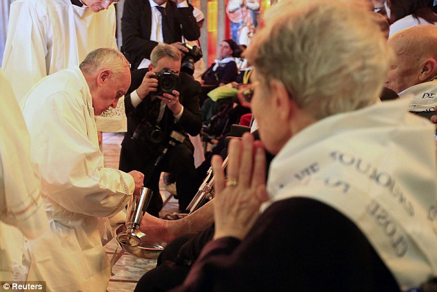 Giáo hoàng  Francis rửa chân cho tín đồ Hồi giáo