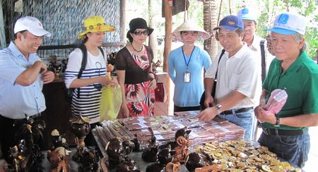 Những sản phẩm l&agrave;m từ g&aacute;o dừa được nhiều du kh&aacute;ch th&iacute;ch th&uacute; chọn mua.