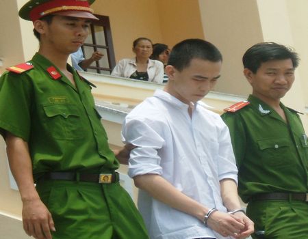 Cảm người tình học lớp 6 nhắn 111 tin/ngày, thanh niên bị tội hiếp dâm