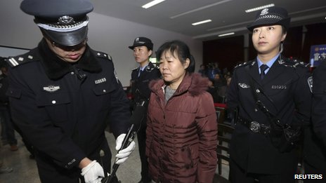 B&aacute;c sĩ sản khoa Zhang Shuxia bị tử h&igrave;nh treo v&igrave; b&aacute;n 7 trẻ sơ sinh. Ảnh: Reuters