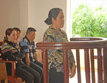 Lén vợ đi "ăn vụng", 3 khách mua dâm bị truy tố