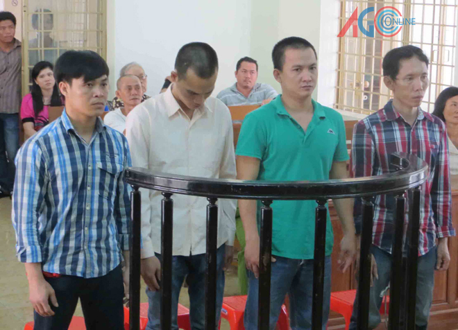 Thay công an hành luật, nhóm "làm việc nghĩa" ra tòa
