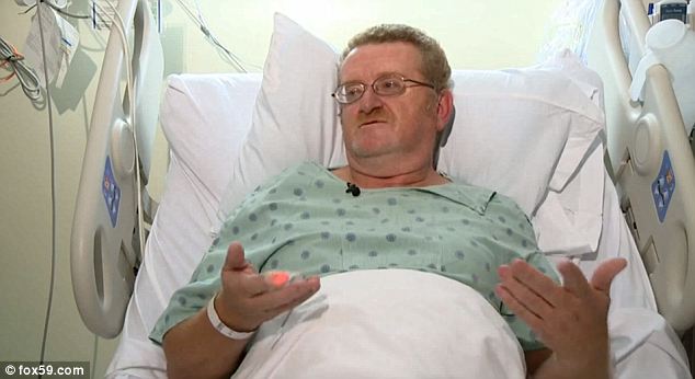 &Ocirc;ng Tim Rutledge bị đ&oacute;ng băng suốt 8 tiếng dưới gầm xe tải. Ảnh: Fox59
