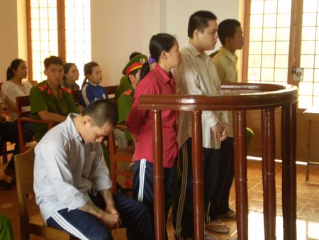 Giả câm để phản đối, kẻ cướp nguy hiểm "đấu" với tòa