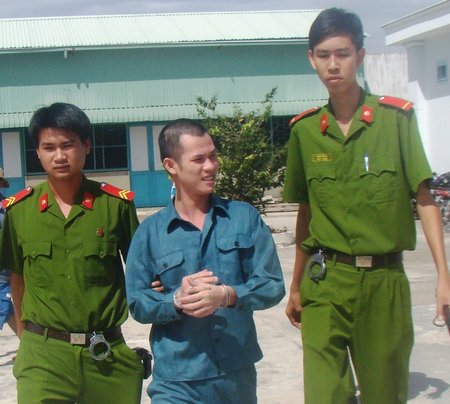 Khổ với “cậu ấm” quậy