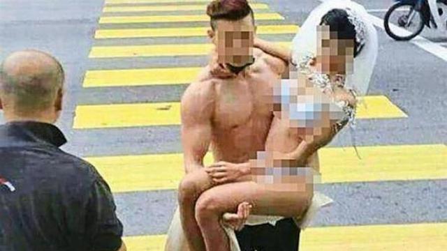 "Cô dâu, chú rể” khoe thân trên đường