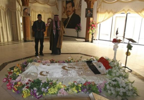 Người dân viếng mộ cố Tổng thống Iraq Saddam Hussein tại Awja. Ảnh: Reuters