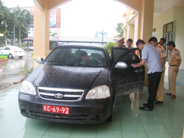 Trộm xe ô tô rồi gắn biển đỏ vi vu trên đường
