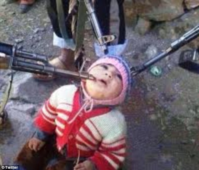 Syria: Bức ảnh chĩa súng vào em bé quỳ gối gây sốc