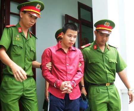 Cướp lên cơn hen suyễn, người bị cắt cổ thoát chết