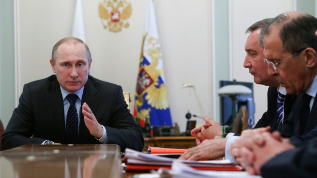 Tổng thống Putin họp cùng các bộ trưởng chính phủ bàn về việc cung cấp khí đốt cho Ukraine hôm 9-4. Ảnh: AP