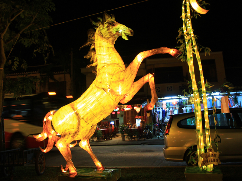Ngựa tung vó bên bờ sông Hoài