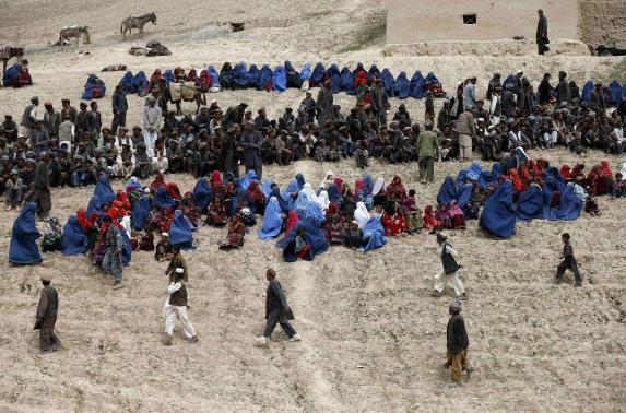 H&agrave;ng ng&agrave;n người d&acirc;n Afghanistan v&ocirc; gia cư sau vụ lở đất tồi tệ h&ocirc;m 2-5. Ảnh: Reuters