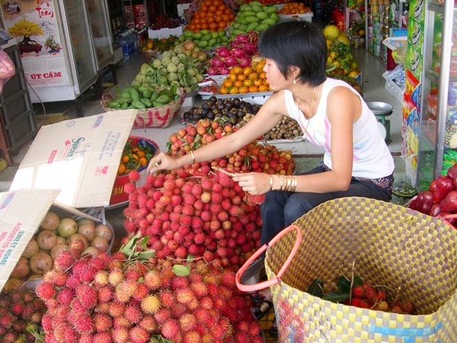 Thời điểm n&agrave;y, gi&aacute; nhiều loại tr&aacute;i c&acirc;y miền T&acirc;y cao ngang bằng với tr&aacute;i c&acirc;y nhập khẩu. Ảnh Ngọc Trinh.