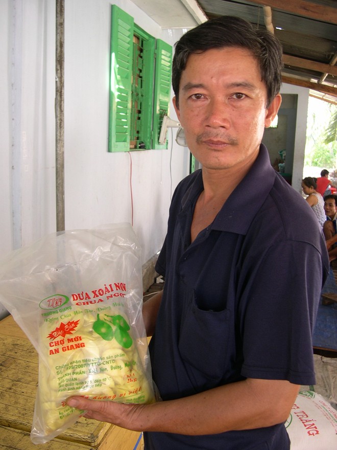 Anh Phạm Văn Thơ b&ecirc;n g&oacute;i xo&agrave;i th&agrave;nh phẩm chuẩn bị xuất đi v&agrave;o c&aacute;c si&ecirc;u thị.    Ảnh Ngọc Trinh 