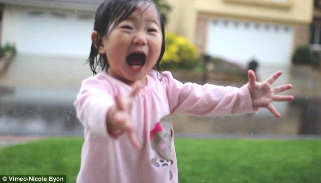 Lần đầu bé thấy mưa