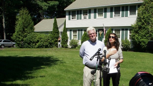 Cha của nhà báo James Foley (trái) bày tỏ sự đau đớn trước cái chết của con mình. Ảnh: AP
