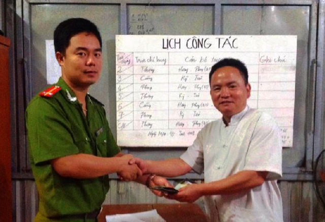 Trung úy công an trả lại ví nhặt được cho du khách