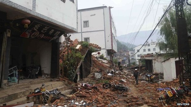 Quang cảnh hoang t&agrave;n sau trận động đất. Ảnh: Reuters